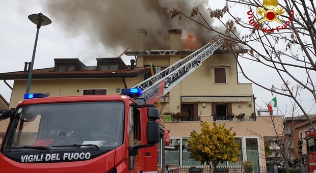 Incendio in una palazzina di sei piani a Marghera: fiamme dal sottotetto