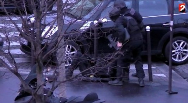 Charlie Hebdo, ancora paura a Parigi: auto investe poliziotta davanti all'Eliseo: due arresti