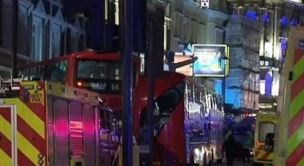 Londra, crolla balconata dell'Apollo theatre: «Oltre 80 feriti, 4 sono gravi»