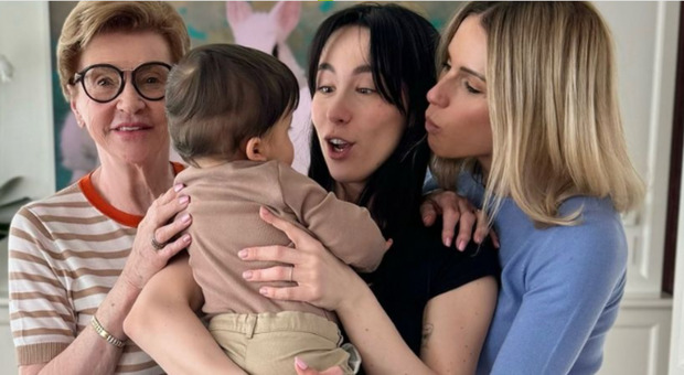 Michelle Hunziker e la tenera foto di famiglia con Aurora, Ineke e Cesare: «Tre generazioni di donne e un bignè