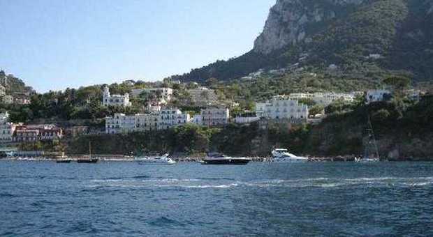 Paura a Capri: pezzi di roccia piombano sulla spiaggia libera