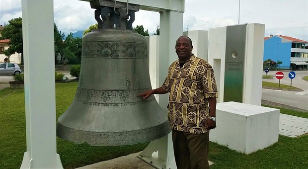 Il parroco di Majano e una delle campane storiche del paese