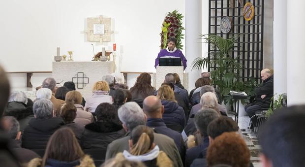 Padre suicida, i funerali a Cassino. Il sacerdote lo paragona a Gesù: "Lo hanno crocifisso"