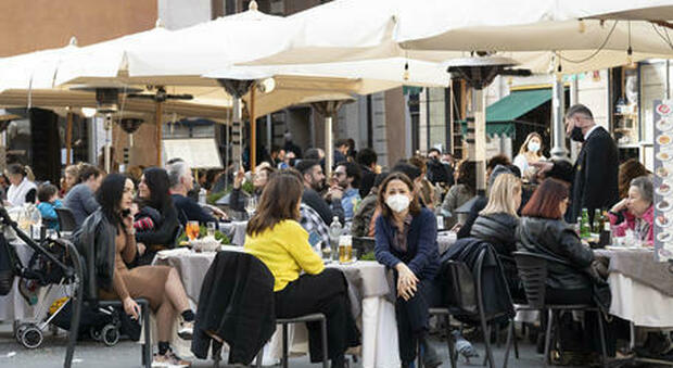 Roma, Raggi al Governo: «Risorse per permettere ai commercianti di mettere i tavolini gratis all'aperto»