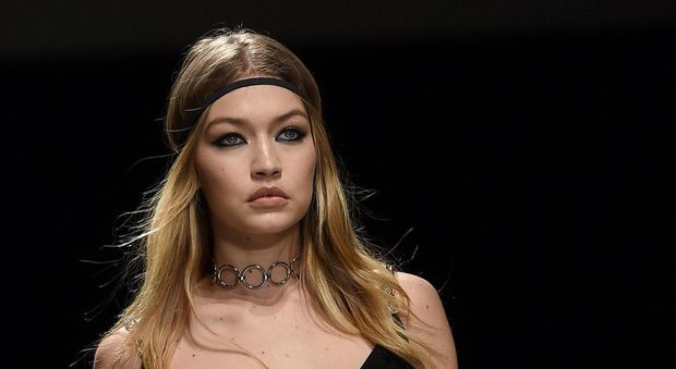 Gigi Hadid perde il vestito e scopre il decolleté alla sfilata di Versace
