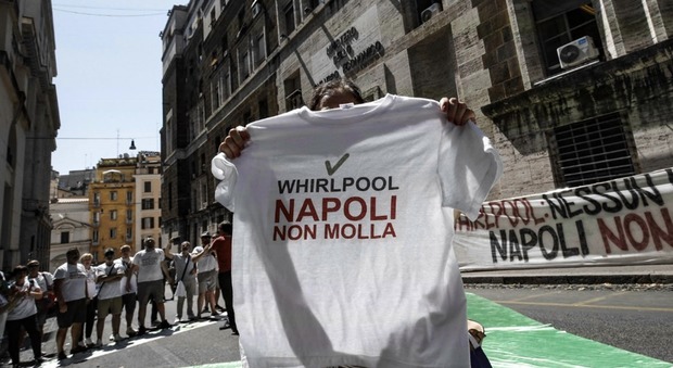 Whirlpool riapre anche a Napoli: scontro con i sindacati, tutti in cassa integrazione