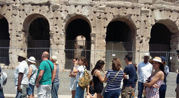 Fila di turisti davanti al Colosseo prima dell'emergenza sanitaria