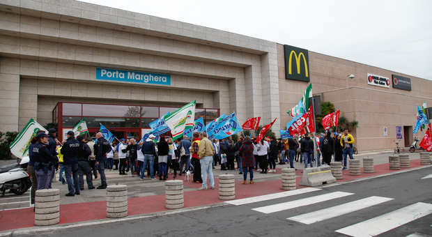 Una protesta dei lavoratori dfi Auchan