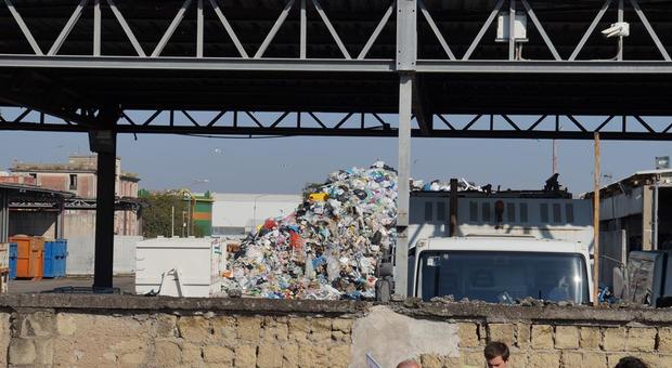 Napoli Est, protesta di cittadini e comitati contro lo stoccaggio dei rifiuti: «Lo devono chiudere»