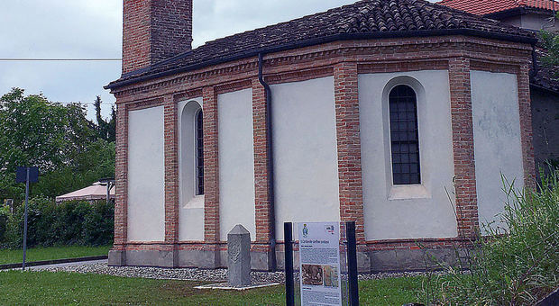 L'oratorio di Bribanet con lo storico cippo di confine tra Feltre e Belluno, datato 1644 e voluto dalla Serenissima