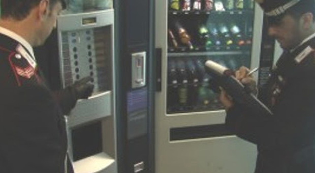 Furto di monetine nei distributori automatici nell'area Pip di Striano: due arresti