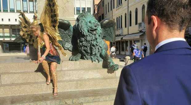 Turiste cafone a Venezia, tre ragazze posano vestite da angelo sul monumento di Manin: l'assessore si "improvvisa" vigile e le manda via