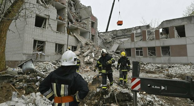 Guerra Ucraina, missili russi su Dnipro: almeno 2 morti e 15 feriti. Zelensky: «Distrutto un edificio residenziale»