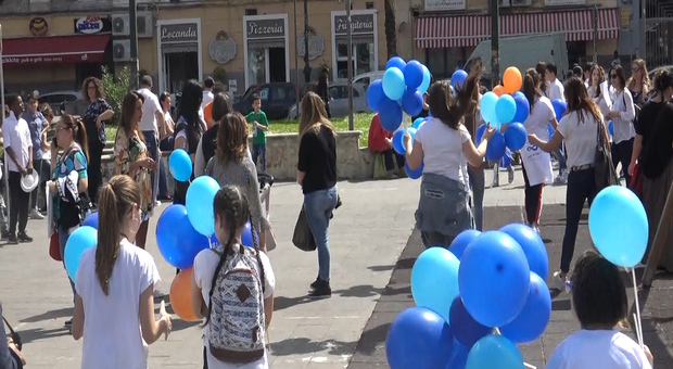 Napoli, piazza Nazionale si colora di blu per i bambini autistici. I genitori: «La legge regionale non basta».