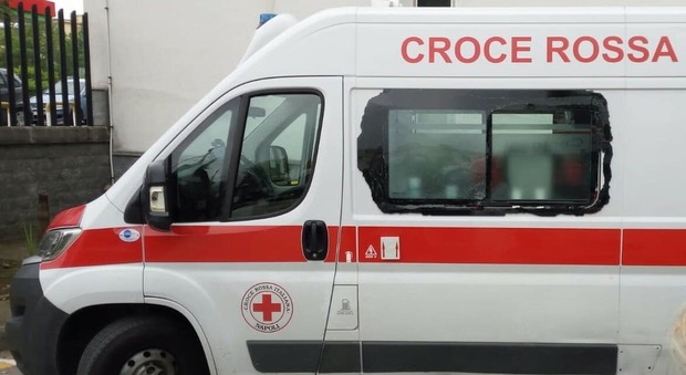 Napoli, raid contro l'ambulanza: vetro in frantumi, infermiera in ospedale
