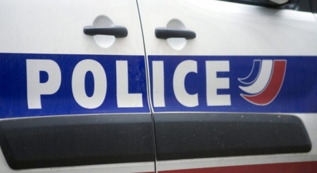Follia a Parigi, uomo si barrica in casa e accoltella la figlia di 4 anni che muore dopo il ricovero