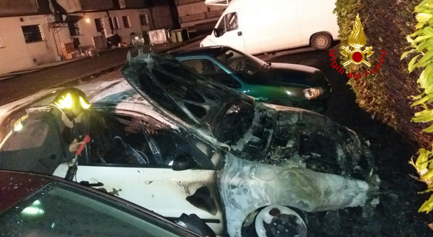 Fiat Bravo a fuoco nella notte, era parcheggiata in strada. Salve le auto vicine