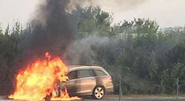 La Mercedes in fiamme