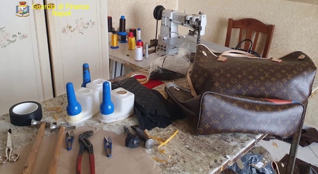 Napoli capitale del falso: sequestrate settemila copie di borse Louis Vuitton, Fendi e Armani