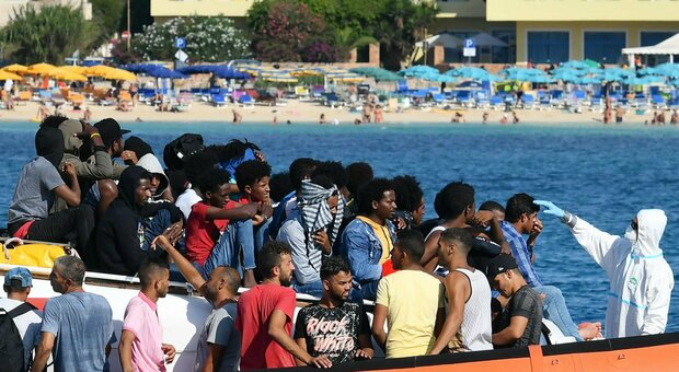 Migranti, Viminale: «+148% arrivi in un anno, tanti sbarchi autonomi»
