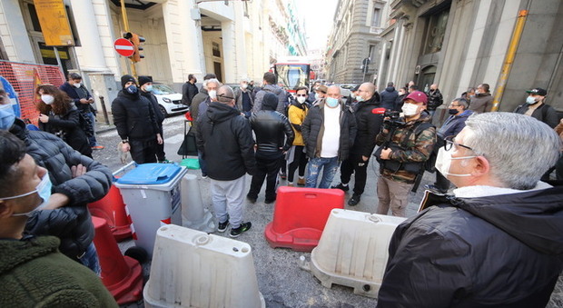 Campania in zona arancione, baristi e ristoratori occupano il lungomare di Napoli: traffico in tilt