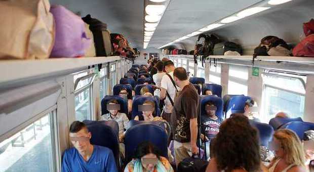 La rabbia viaggia sui treni del mare: "Come carri bestiame, che vergogna"