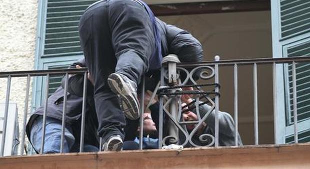 Boss della 'ndrangheta tradito dal caldo: si affaccia al balcone, lo catturano