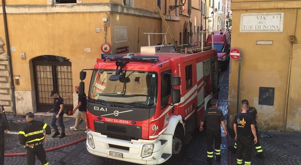 Roma, palazzo in fiamme in Centro: evacuato uno stabile. Paura anche nell'edificio accanto dove abita Fico