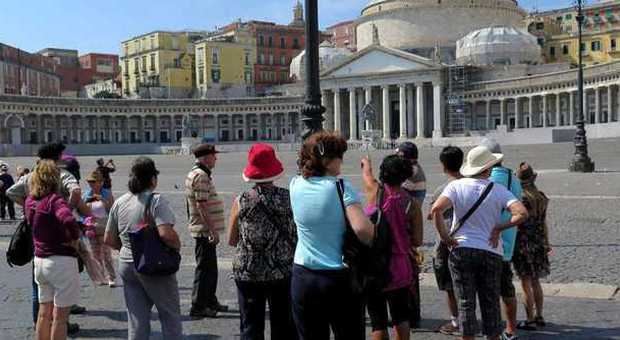Napoli, segnali di ripresa: tornano i turisti. Gli albergatori: ma i trasporti sono all'anno zero | Foto