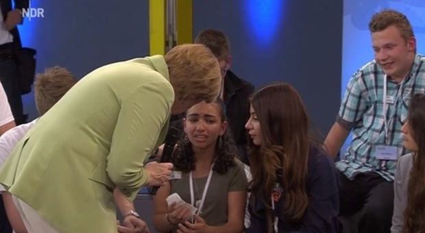 La palestinese che pianse davanti alla Merkel: «Spero che Israele sparisca»