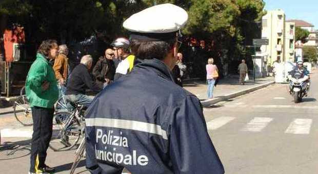 Ubriaco aggredisce due agenti della Municipale di Montesilvano