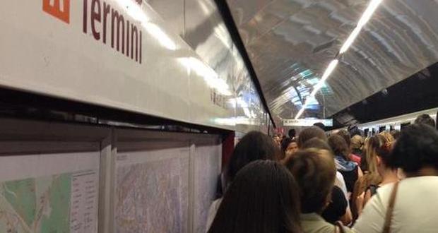 Roma, metro ferma alle 13 a Natale: il malcontento corre su Twitter