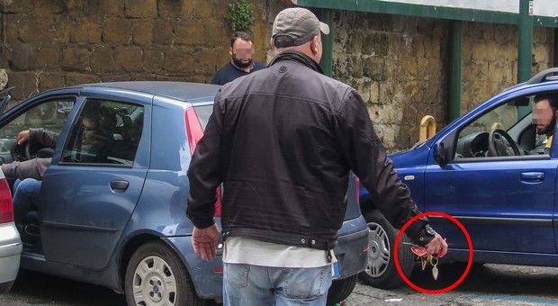 Parcheggiatore abusivo al Monaldi: sorpreso 2 volte in 4 ore, denunciato