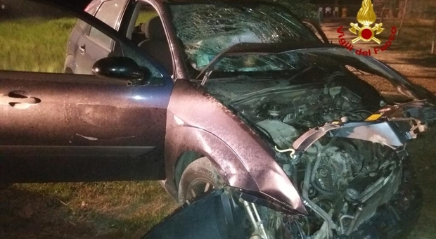 Schianto violentissimo tra una motrice e un'auto: vettura distrutta, ferito il conducente