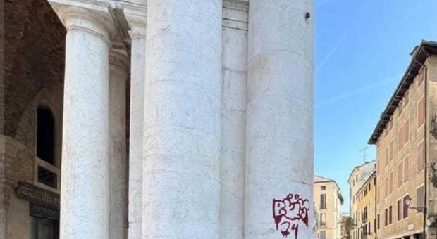 Basilica Palladiana, imbrattata una colonna: vernice rossa con sigla e numero
