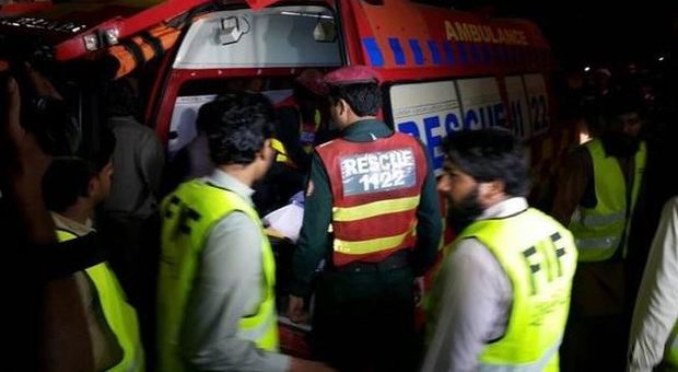 Pakistan, crolla fabbrica di sacchetti: 12 morti, si temono altre vittime