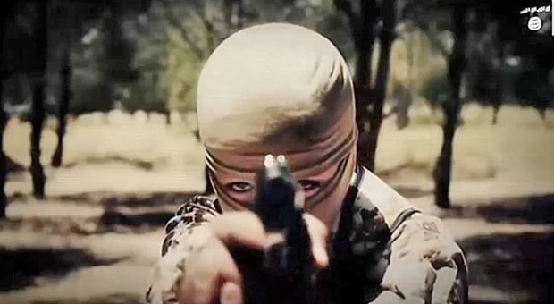 Una frame del video diffuso dai militanti di Da'esh in cui compare una dodicenne che uccide un uomo