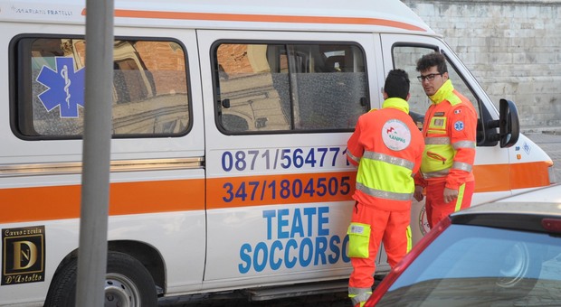 Ambulanze ferme all'ospedale, colpa delle barelle trattenute al posto dei letti