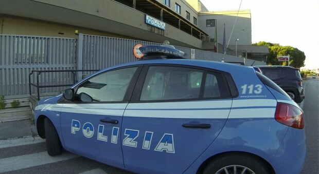 Bottiglia incendiaria lanciata contro un'auto a Formia, indaga la polizia