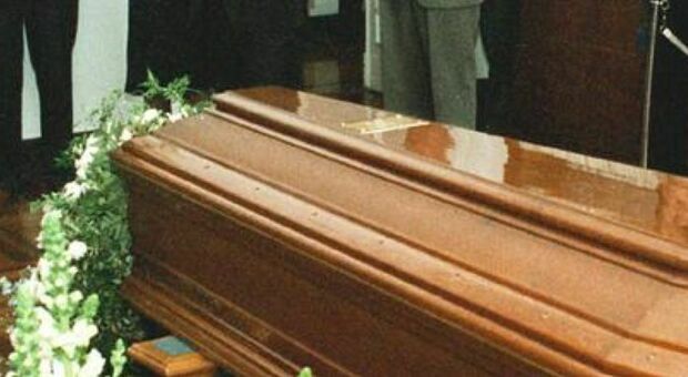Dichiarata morta per tumore, donna di 49 anni si risveglia prima del funerale: «Ha aperto gli occhi nel carro funebre»