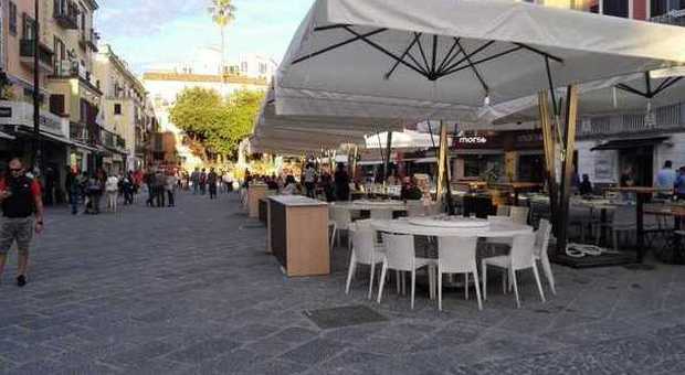 Pozzuoli, una nuova piazza ristrutturata con i fondi europei divide sui social