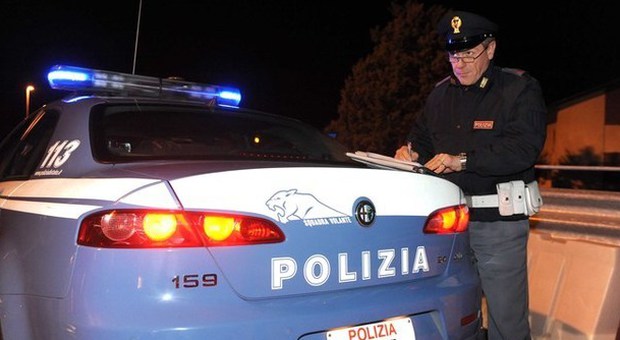 Ancona, ubriaca minaccia i passanti con una bottiglia rotta: 38enne denunciata