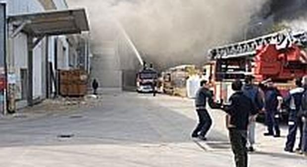 L'incendio divampato nello stabilimento della Italpannelli