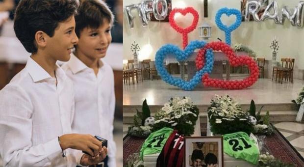 Fratellini morti nel rogo in casa, in migliaia a Messina per i funerali
