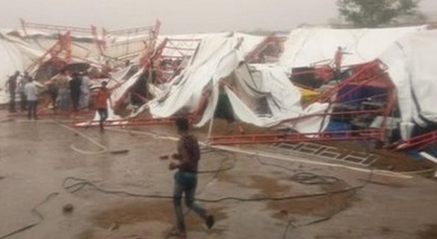 Crolla tendone per le forti piogge: almeno 14 morti e 50 feriti