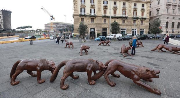 Napoli, vandalizzati i «Lupi» dell'artista cinese Ruowang in piazza Municipio