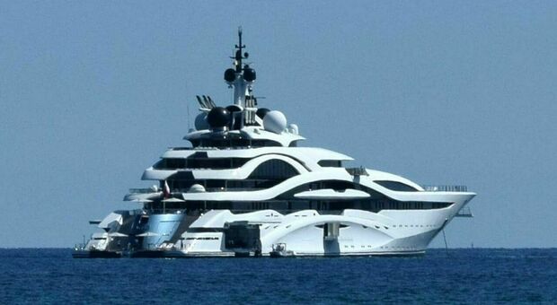 Il super yacht dell'emiro del Qatar davanti al lungomare di Bar: tre mogli, 13 figli e un gioiello da mezzo miliardo di dollari