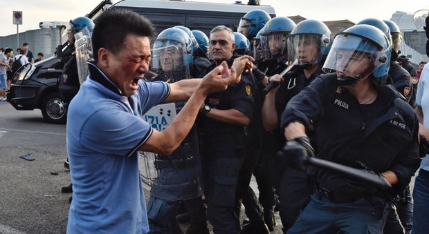 Sesto Fiorentino, rivolta dei lavoratori cinesi: cariche delle forze dell'ordine