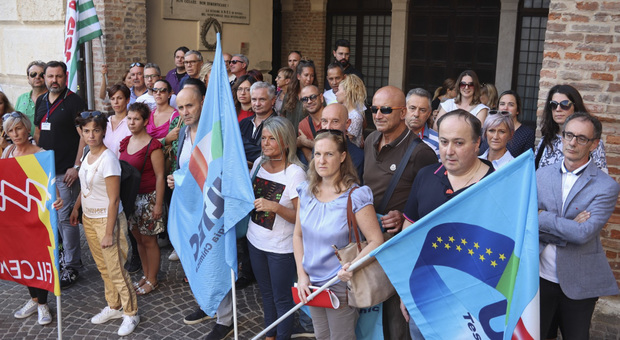 La protesta dei dipendenti Ecolab sotto il municipio di Rovigo
