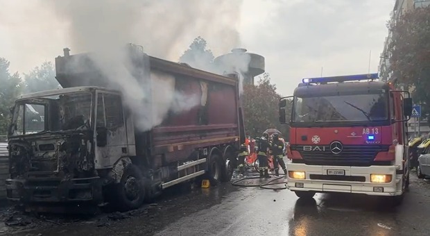 Camion Ama in fiamme in strada, paura all'Ostiense: caos traffico. Incendio spento dai vigili del fuoco